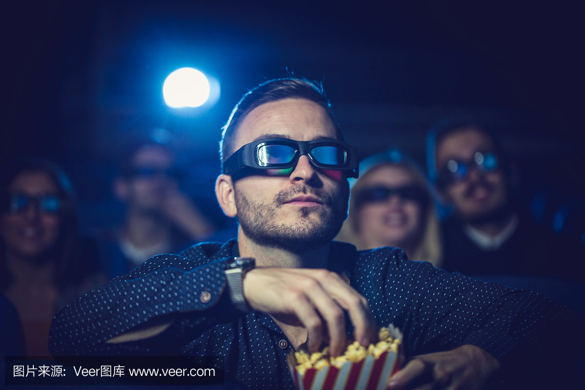 男人在电影院看电影